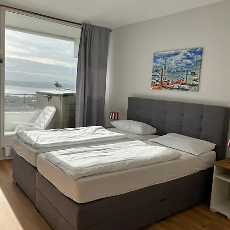 Maritim 31 Etage Traveblick 296 Mit Schwimmbad * Lübeck